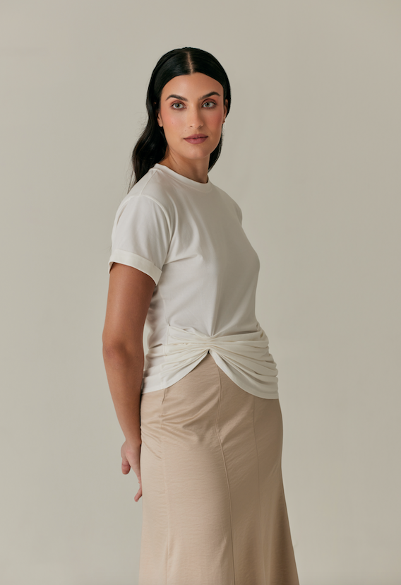 Camiseta color crudo con fruncido lateral. - Ecos.