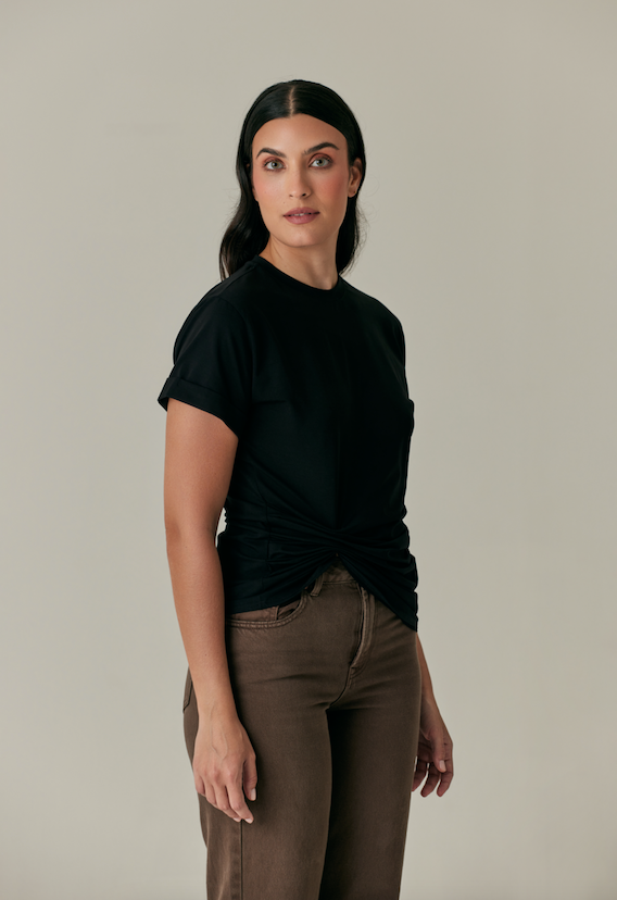 Camiseta color negro con fruncido lateral. - Ecos.