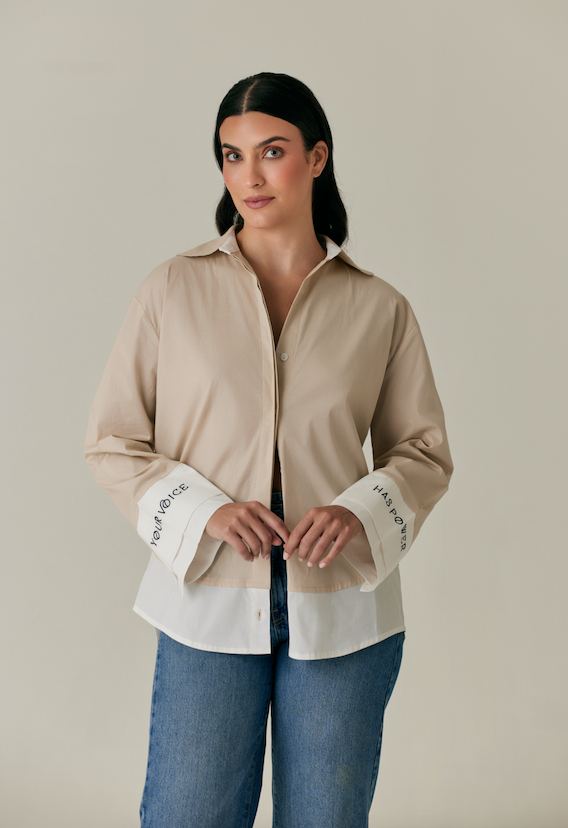 Camisa oversized color arena en algodón con puños bordados - Voice
