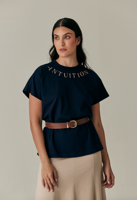 Camiseta oversized azul navy con detalle en cuello y escote en espalda. - Intuition.