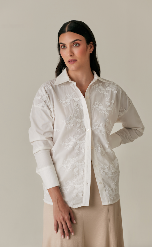 Camisa de botones blanca con bordado floral en alto relieve- Ella