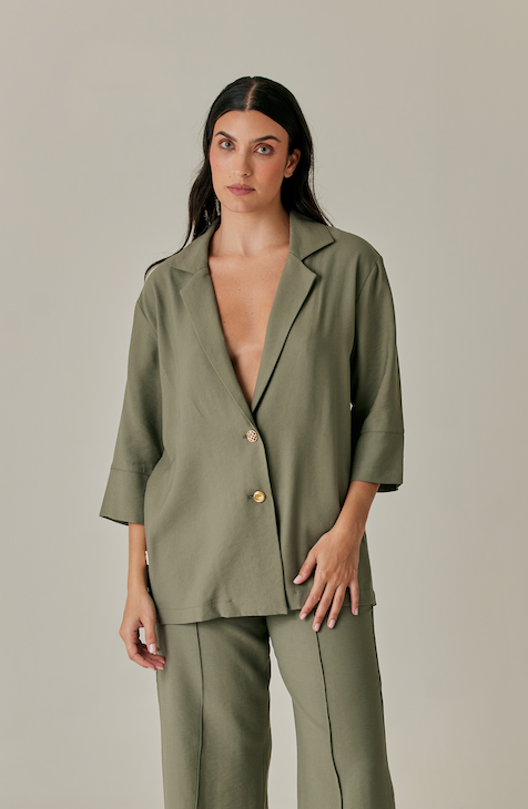 Blazer oversized color verde mangas ¾ con botones dorados- Mi primer amor.