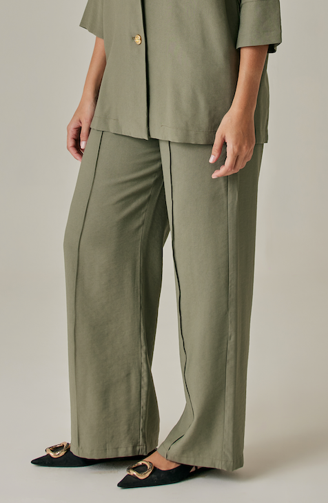 Pantalón recto verde con bolsillos laterales - Must have