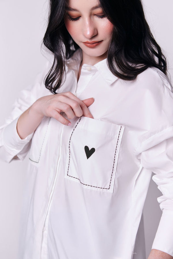 Camisa oversized blanca en algodón bolsillos con corazones bordados negro Not So Basic