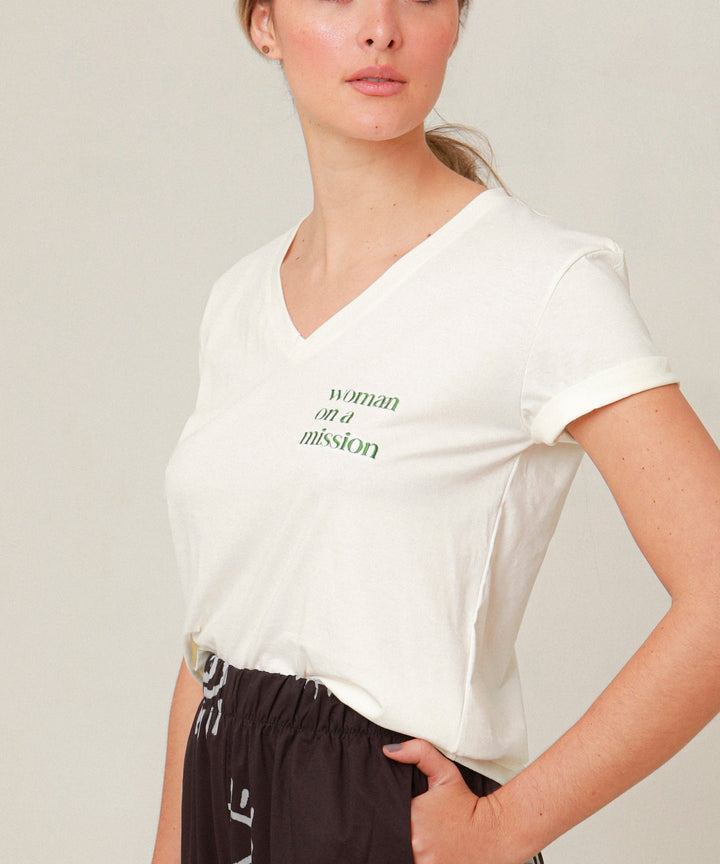 CAMISETA MUJER WOMAN ON A MISSION OFF WHITE | LESSONS - LAURA ECHAVARRIA